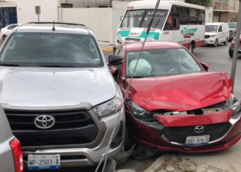 Omite alto y provoca carambola vehicular en crucero 19 y Ocampo