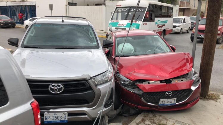 Omite alto y provoca carambola vehicular en crucero 19 y Ocampo