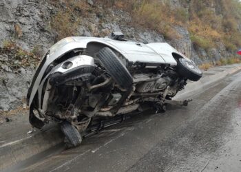 Sobreviven a choque de camioneta contra talud en carretera “Rumbo Nuevo”