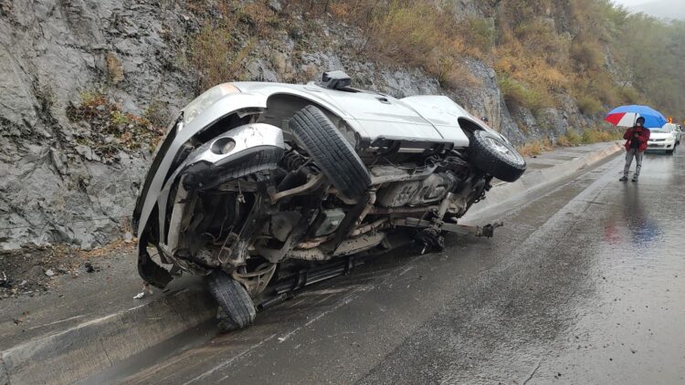 Sobreviven a choque de camioneta contra talud en carretera “Rumbo Nuevo”