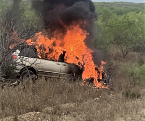Se quema Van y detienen indocumentados en Laredo Tx