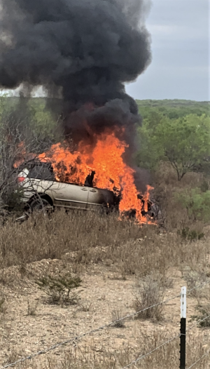 Se quema Van y detienen indocumentados en Laredo Tx