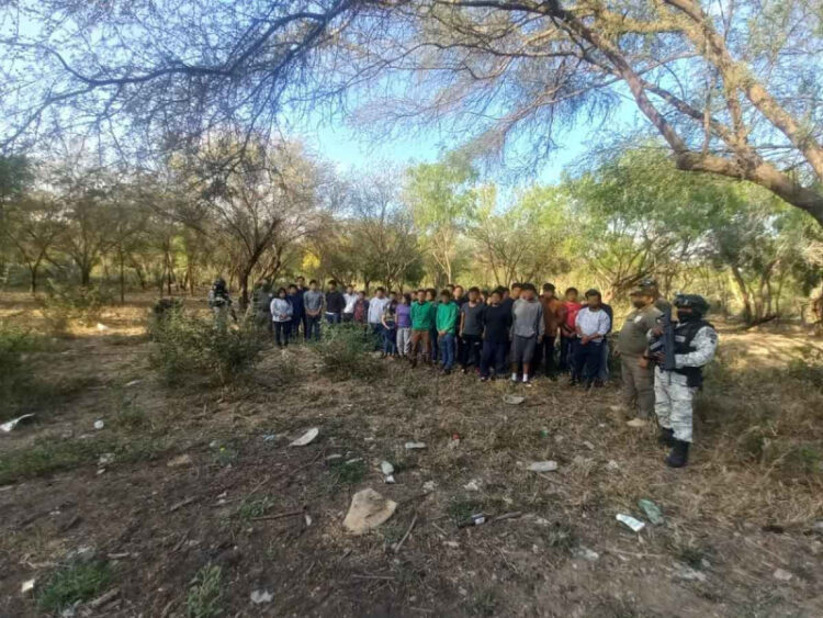Rescatan a migrantes en medio del rio Bravo en la frontera de Tamaulipas