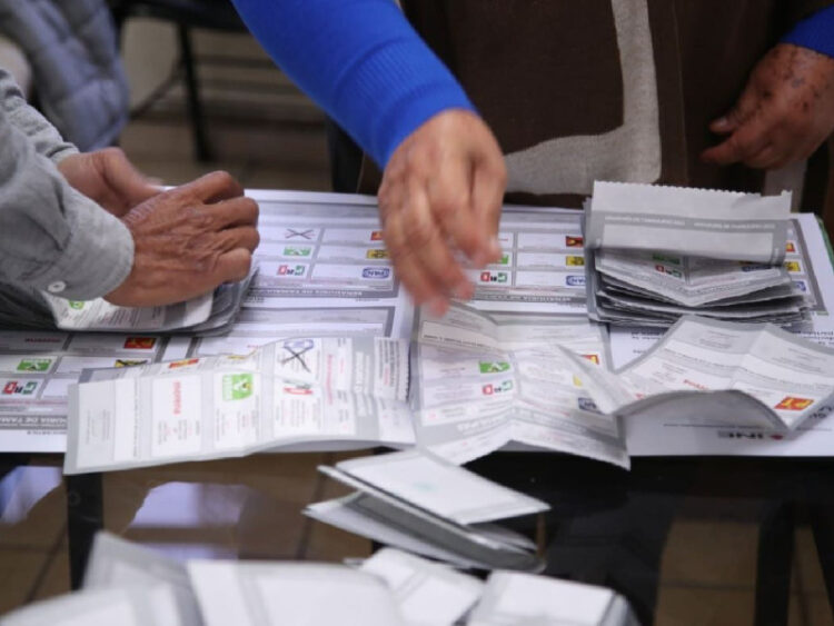 Corte admite a trámite controversia del INE contra plan B electoral