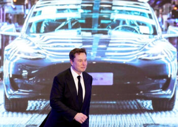 Musk lanza eliminaría combustibles fósiles con su plan de autos eléctricos baratos