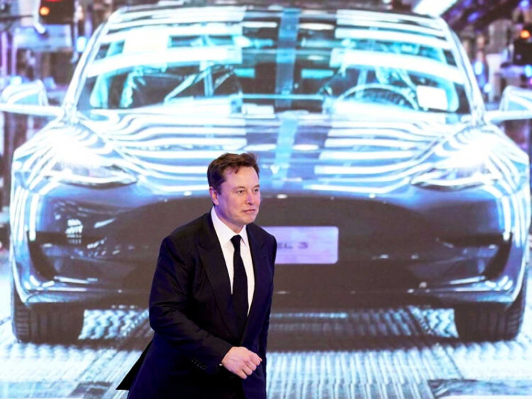Musk lanza eliminaría combustibles fósiles con su plan de autos eléctricos baratos