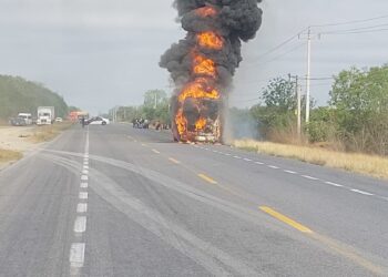 Se incendia autobús en poblado El Barretal, en carretera Victoria-Monterrey