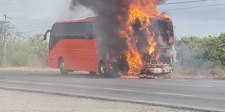Se incendia autobús en poblado El Barretal, en carretera Victoria-Monterrey