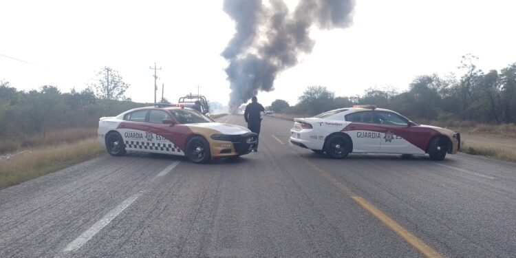 Se incendia autobús en poblado El Barretal, en carretera Victoria-Monterrey