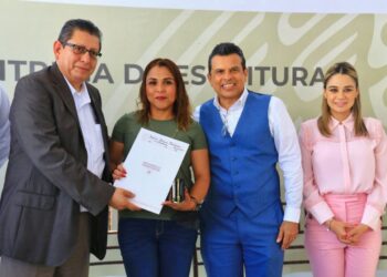 Entregan escrituras de predios urbanos en seis colonias de Victoria.