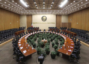 Diputados acatan resolución del TEPJF y acepta que mujer presida el INE