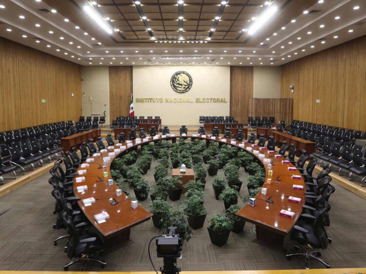 Diputados acatan resolución del TEPJF y acepta que mujer presida el INE
