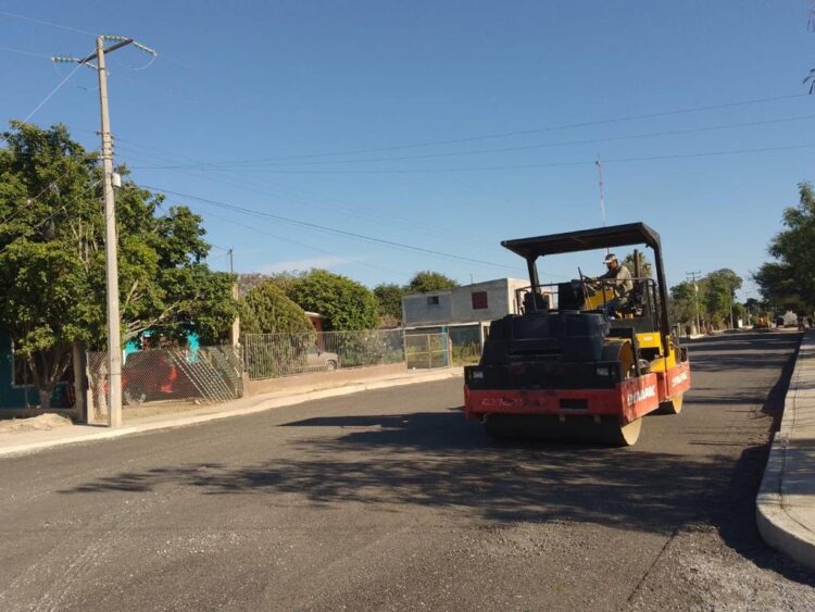 Realiza Obras Públicas trabajos de pavimentación asfáltica en calles de Padilla