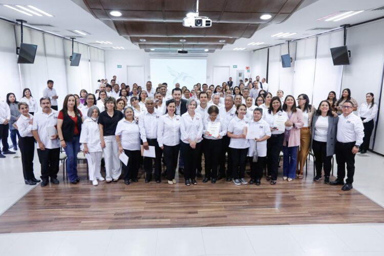 Entrega Dra. María de Villarreal Premio Estatal de Antigüedad a 46 Mensajeros de Paz