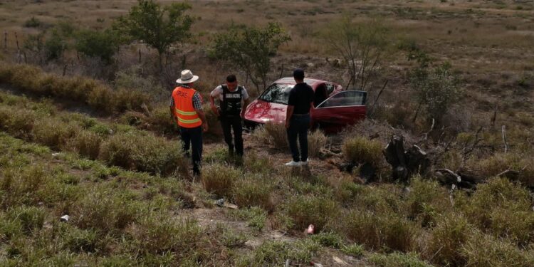 Guardia Estatal atiende choque entre tractocamión y automóvil.