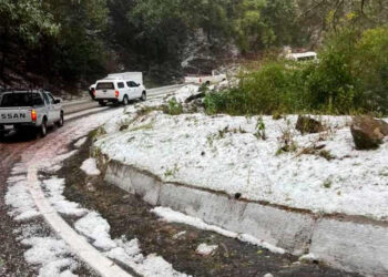 Granizada en plena primavera sorprende a pobladores de Oaxaca