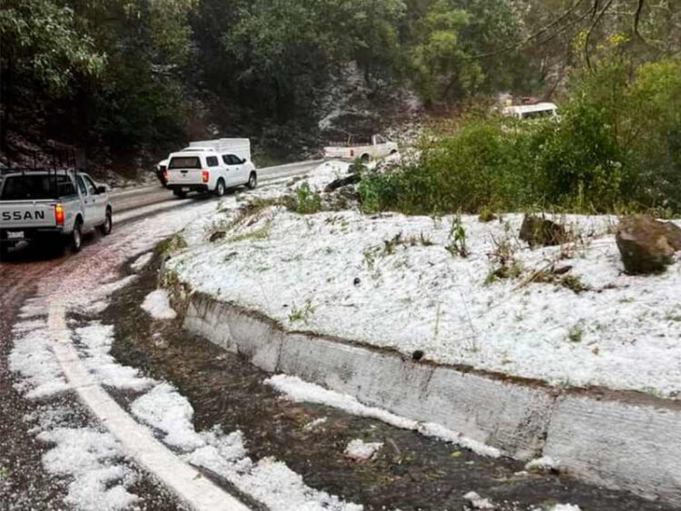 Granizada en plena primavera sorprende a pobladores de Oaxaca