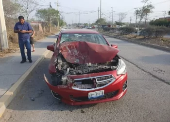 Auto queda destrozado al estrellarse atrás de microbús