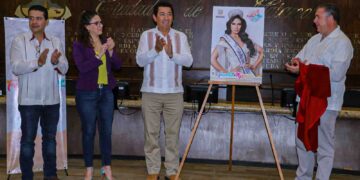 Devela Alcalde Mario López foto de Scarlett Mercado, reina del Festival del Mar