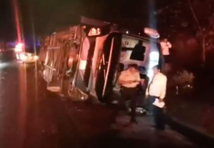 Doce heridos al volcar autobús en carretera Victoria-San Luis Potosí