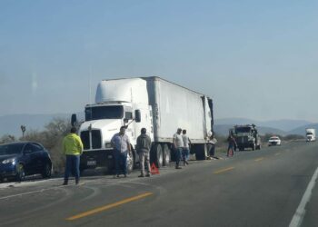 Chocan dos trailers en carretera Victoria-Tula-SLP