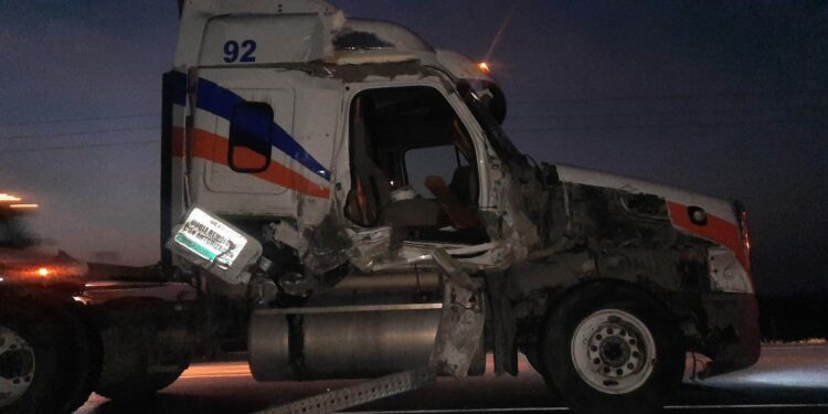Chocan dos trailers en carretera Victoria-Tula-SLP