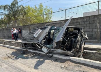 Se lesionan tres en choque con volcadura
