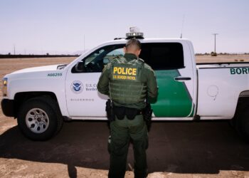 Rescata PF a tres niños migrantes abandonados cerca del río Bravo