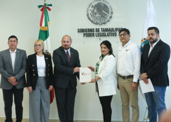 Entrega secretario general de Gobierno Plan Estatal de Desarrollo de Tamaulipas al Congreso