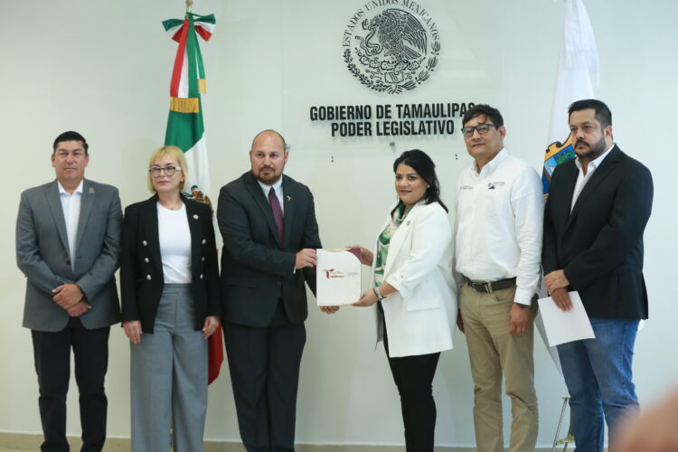 Entrega secretario general de Gobierno Plan Estatal de Desarrollo de Tamaulipas al Congreso