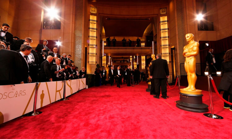 Alfombra de los Óscar cambia de color por primera vez