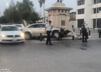 Mujer estrella auto con monumento en el 17 Carrera Torres
