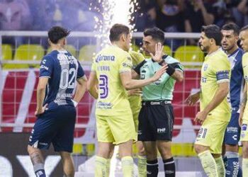 El campeón Pachuca golea 3-0 al América en el Estadio Azteca