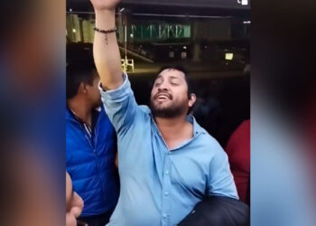 Julión Álvarez aparece cantando a pasajeros de un autobús