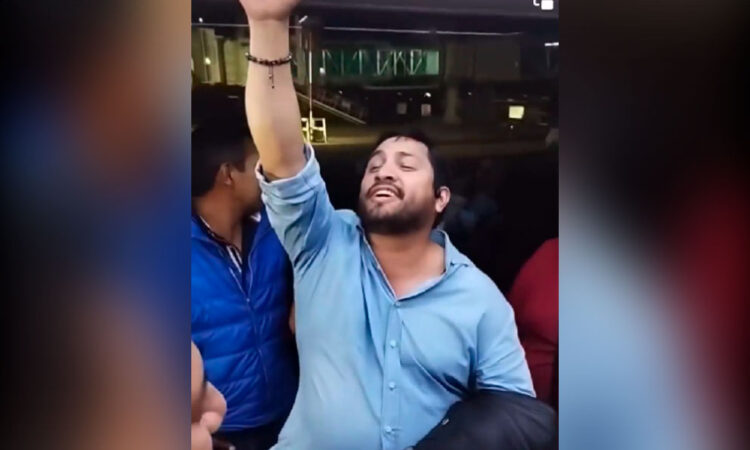 Julión Álvarez aparece cantando a pasajeros de un autobús