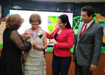 Atestiguan Mario y Marsella imposición de Medalla a La Mujer del Año del COAM
