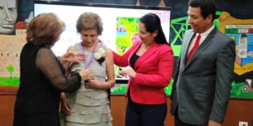 Atestiguan Mario y Marsella imposición de Medalla a La Mujer del Año del COAM