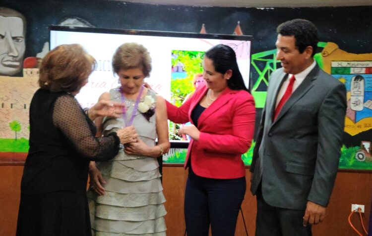 Atestiguan Mario y Marsella imposición de Medalla a La Mujer del Año del COAM