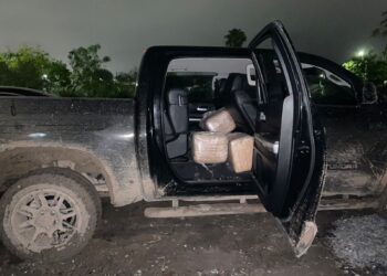 Aseguran en Matamoros vehículos y droga