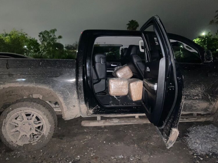 Aseguran en Matamoros vehículos y droga