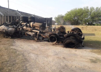 Vuelca trailer y se incendia, chofer se encuentra grave