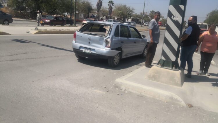 Microbusero lesiona a seis en choque