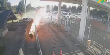 Automovilista choca contra caseta de peaje a más de 200 kmh