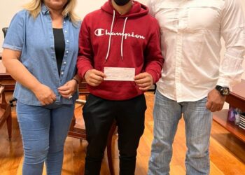 Entregan estímulo económico a ganadores del Premio Municipal del Deporte