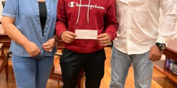 Entregan estímulo económico a ganadores del Premio Municipal del Deporte