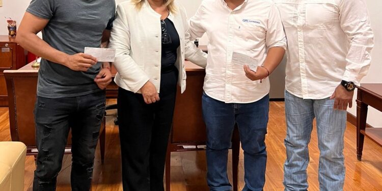 Entregan estímulo económico a ganadores del Premio Municipal del Deporte