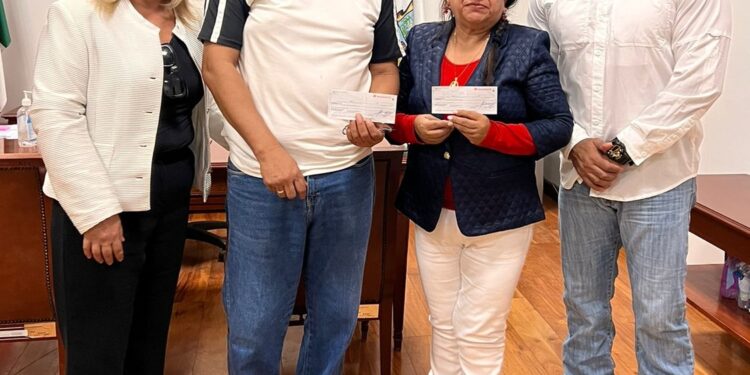 Entregan estímulo económico a ganadores del Premio Municipal del Deporte