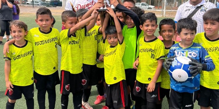 Reparte Municipio trofeos y balones a ganadores de torneo de fútbol infantil