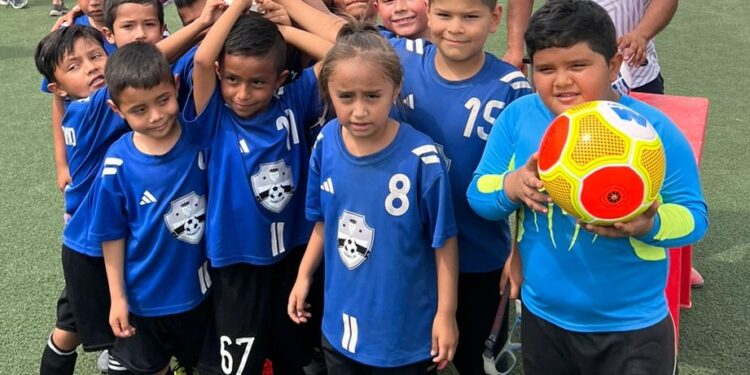 Reparte Municipio trofeos y balones a ganadores de torneo de fútbol infantil
