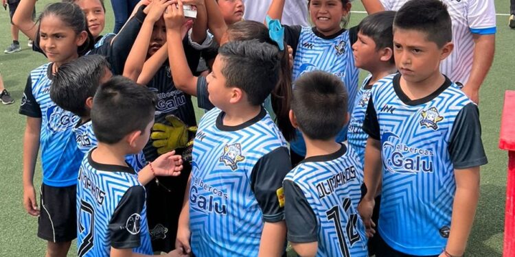 Reparte Municipio trofeos y balones a ganadores de torneo de fútbol infantil